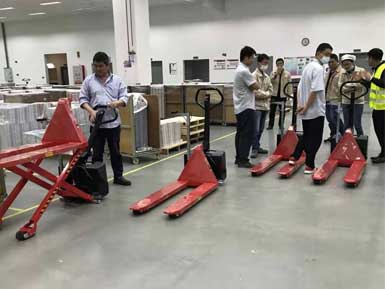電動高升程搬運車交付使用，感謝廠家羅總親自跟客戶講解操作方法！
